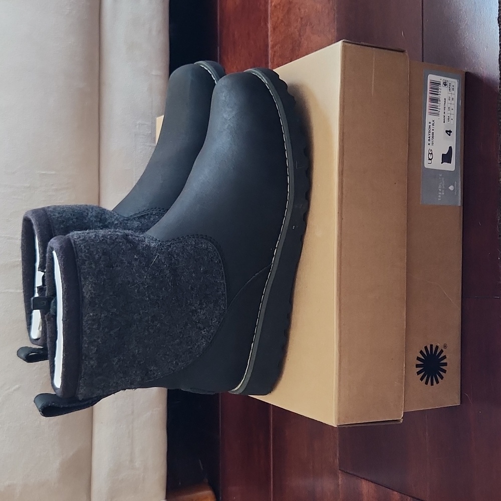 UGG Bayson II Boots Size 4 Youth
